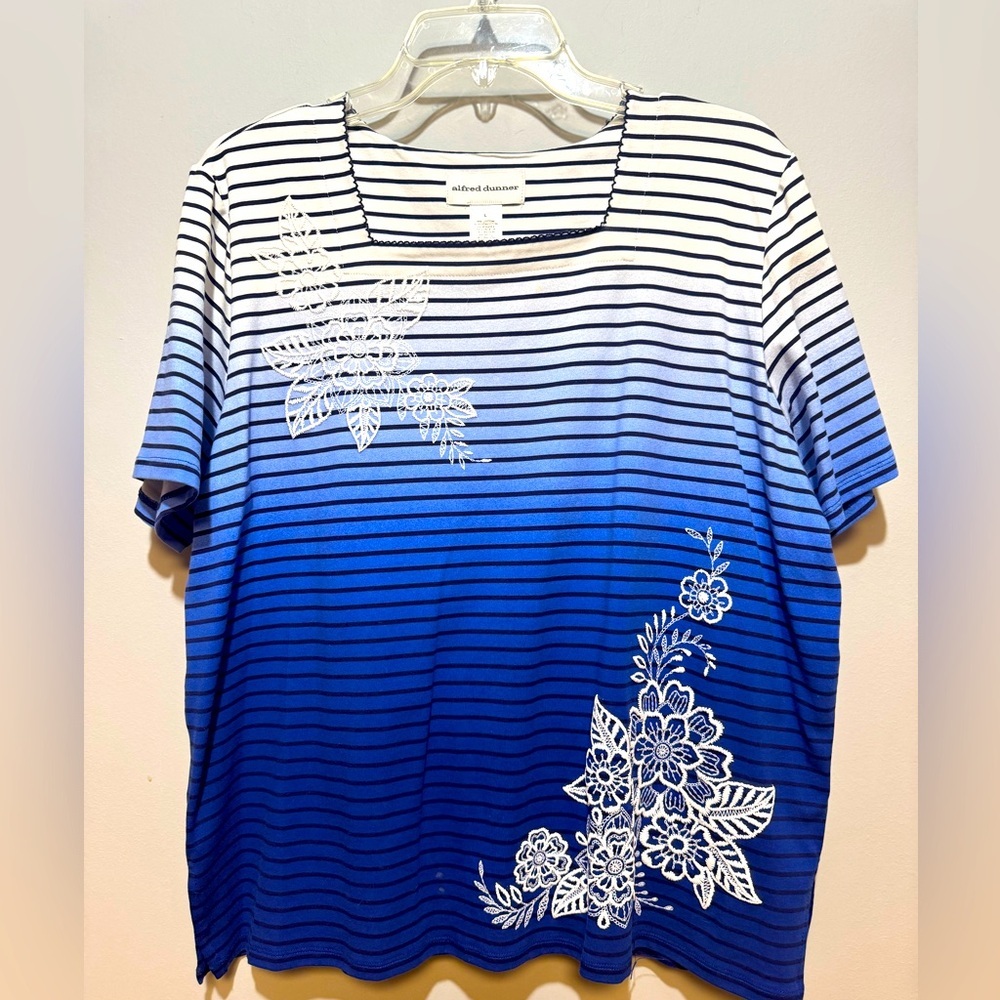 Alfred Dunner White and Blue Boxy Short Sleeve‎ T-Shirt. Size L
